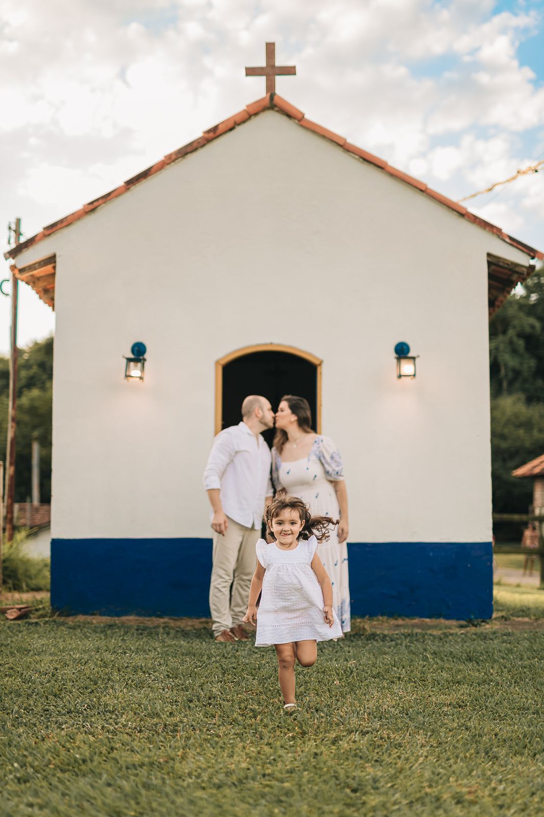Família aproveitando a natureza no Hotel Fazenda